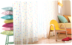 �F�Ƃ�ǂ�̃J�[�e���ƃN�b�V�����̎ʐ^